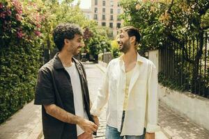 gay Pareja en amor abrazando cada otro al aire libre. de cerca retrato de un gay Pareja foto