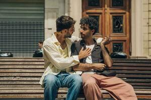 hombres sentado en un banco en el ciudad besos ang abrazar cada otro foto