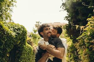 gay Pareja en amor abrazando cada otro al aire libre. de cerca retrato de un gay Pareja foto