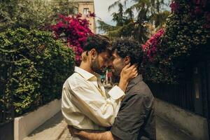 gay Pareja en amor abrazando cada otro al aire libre. de cerca retrato de un gay Pareja foto