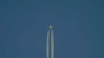 Kondensstreifen am blauen Himmel. Flugzeug fliegt hoch. video