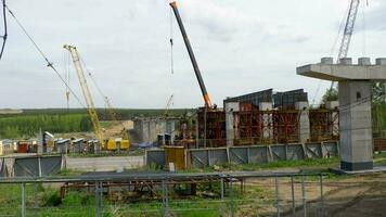 Novossibirsk région, russe fédération mai 25, 2019 - construction de un voiture aérien route. vue de le fenêtre de le de banlieue train video