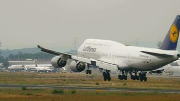 francfort-sur-le-main, allemagne 20 juillet 2017 - lufthansa boeing 747 d abyk approche avant l'atterrissage à 25c. Fraport, Francfort, Allemagne video