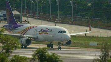 phuket, Thailand november 25, 2016 - Thais glimlach luchtbus a320 hs txh beurt naar uitvoerend begin Aan de landingsbaan voordat nemen uit video