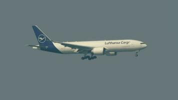 Hong kong novembre dix, 2019 - lufthansa cargaison Boeing 777 approchant avant atterrissage video