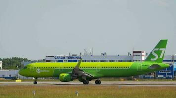 NOVOSIBIRSK, RUSSIAN FEDERATION JUNE 17, 2020 - S7 Airlines Airbus A321 VP BPC on start position before departure. Tolmachevo Airport, Novosibirsk. video