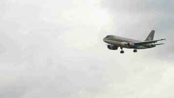 FRANKFURT AM MAIN, GERMANY JULY 20, 2017 - Royal Jordanian Airbus A319 JY AYL approaching before landing at 25L. Fraport, Frankfurt, Germany video