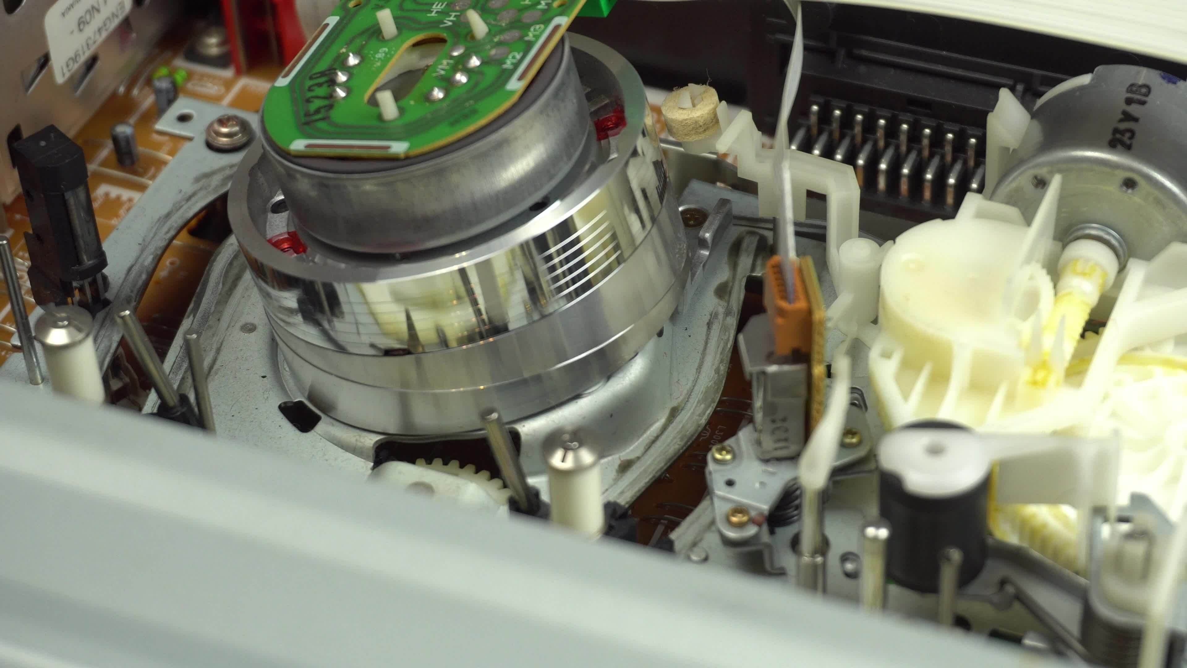 VHS play head top view inserting playing and ejecting tape 26595688