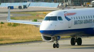 frankfurt am main, alemanha 20 de julho de 2017 - british airways embraer erj 190 g lcyv, taxiando para a pista 18. fraport, frankfurt, alemanha video