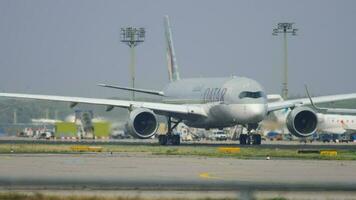 francoforte sul meno, Germania 19 luglio 2017 - Qatar Airways Airbus 350 girare per iniziare prima della partenza alla pista 18. fraport, francoforte, Germania video