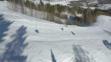 Wintergebirgspanorama mit Skipisten und Skiliften in der Nähe des Erholungsortes Belokuricha, Altai video