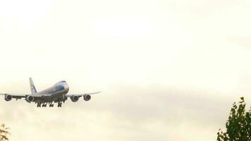 amsterdam, das Niederlande Juli 25, 2017 - - Luftbrifgecargo boeing 747 vq brh Annäherung und Landung beim Runway 06 kaagban beim Sonnenaufgang. Schiffshol Flughafen, amsterdam, Holland video