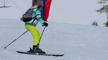 Amateur Skifahrer Mädchen bergab, belokurikha Resort video