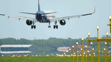 amsterdam, das Niederlande Juli 27, 2017 - - aeroflot Airbus 320 vp bfq Flug afl2694 von Moskau svo Landung auf 18r Polderbaan, Hitze Dunst, Schiffshol Flughafen, amsterdam, Holland video