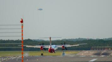 dusseldorf, Duitsland juli 21, 2017 - airberlin bombardier scheutje 8 q400 landen Bij zonsondergang. dusseldorf luchthaven video