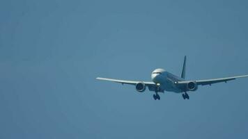 Phuket, Thaïlande novembre 29, 2019 - Singapour compagnies aériennes Boeing 777 9v sve sur final approche avant atterrissage dans phuket aéroport video