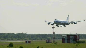 novosibirsk, ryska federation juni 17, 2020 - cargolux boeing 747 lx ncl före detta flygbrofrakt vq buu på slutlig närma sig för landning på tolmachevo flygplats, novosibirsk video