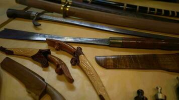 lento moverse y ver malayos tradicional cuchillo arma en mesa video