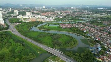 a aéreo Visão do uma taman sri rambai residencial área e uma sungai jura rio video