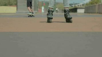 gens faire de la planche à roulettes vers le bas une rue video