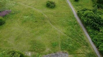 gens à s'attarder route Publique parc de luton Angleterre Royaume-Uni. métrage capturé avec drone caméra sur juillet 5ème, 2022 video