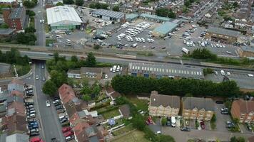 gens à s'attarder route Publique parc de luton Angleterre Royaume-Uni. métrage capturé avec drone caméra sur juillet 5ème, 2022 video