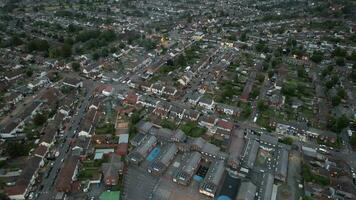 hög vinkel se av verklig egendom bostads- hem på luton stad av England Storbritannien, antenn antal fot var fångad på juli 23:e, 2023 med drönare kamera under solnedgång video