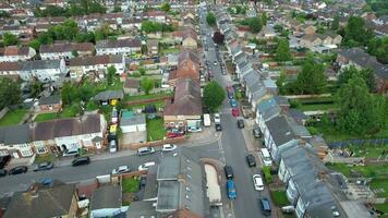 hög vinkel se av verklig egendom bostads- hem på luton stad av England Storbritannien, antenn antal fot var fångad på juli 23:e, 2023 med drönare kamera under solnedgång video