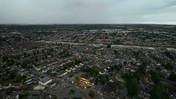 hoch Winkel Aussicht von echt Nachlass Wohn Häuser beim Luton Stadt, Dorf von England Vereinigtes Königreich, Antenne Aufnahmen war gefangen auf Juli 23., 2023 mit Drohnen Kamera während Sonnenuntergang video