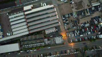 haute angle vue de réel biens Résidentiel maisons à luton ville de Angleterre Royaume-Uni, aérien métrage a été capturé sur juillet 23, 2023 avec drone caméra pendant le coucher du soleil video