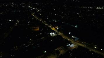 aéreo Visão do iluminado luton cidade do Inglaterra Reino Unido durante meio noite. Alto ângulo cenas estava capturado em Julho 28, 2023 com drones Câmera video