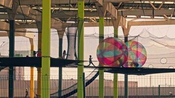 uma vibrante grande bola em uma Parque infantil, adicionando cor para a arredores video