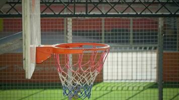 un baloncesto silbando mediante el red en un de cerca Disparo video