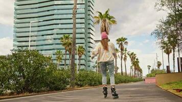 un' donna andare con lo skateboard giù un' città strada video