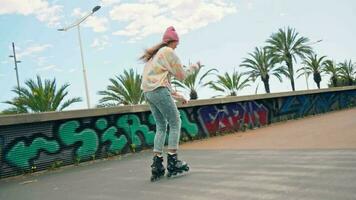 un' donna andare con lo skateboard giù un' strada con abilità e stile video