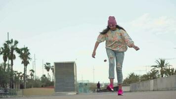 ein Frau Skateboarding Nieder ein Straße mit Fertigkeit und Vertrauen video