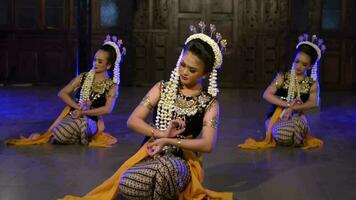 un' gruppo di balinese ballerini prendere parte nel un' danza concorrenza a un' Festival nel un' padiglione video