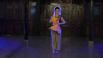 ein Gruppe von Sundanesisch Tänzer nehmen Teil im ein tanzen Wettbewerb beim ein Karneval video