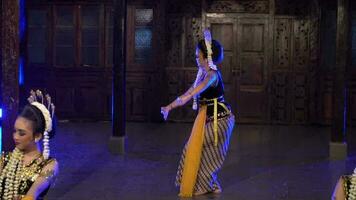 un' gruppo di giavanese ballerini esegue un' tradizionale danza nel davanti di il re video