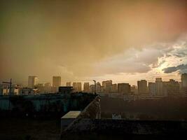 el hermosa puesta de sol terminado el ciudad. foto