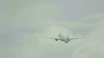 corpo largo avião saída a partir de phuket aeroporto. video