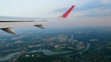 Antenne Stadt Aussicht mit Kreuzung und Straßen, Häuser, Gebäude, Parks und Parkplatz viele, Brücken. städtisch Landschaft. Panorama- Bild. Flug video