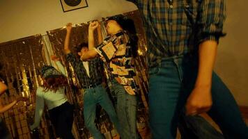 een groep van Aziatisch mensen feesten moeilijk met hun vrienden Aan de dans verdieping in een retro concept video
