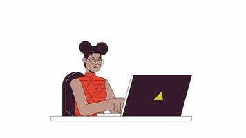 Lanza libre escritor mecanografía en ordenador portátil línea 2d personaje animación. africano americano hembra trabajando concentrado plano color dibujos animados 4k video, alfa canal. negro mujer animado persona en blanco antecedentes video