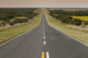 un largo vacío la carretera foto