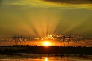 hermosa puesta de sol ver en las pampa, argentina foto