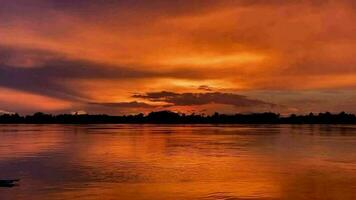 mekong río puesta de sol vista, hermosa puesta de sol a el natural río, hermosa amanecer video