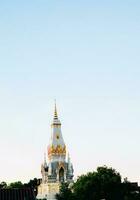 más alto pagoda en templo con azul cielo y nubes antecedentes noche en Tailandia foto