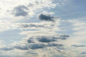 azul cielo antecedentes con nubes en verano Tailandia foto