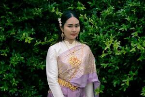 mujer vistiendo tailandés vestir es un regular vestir en tailandia foto